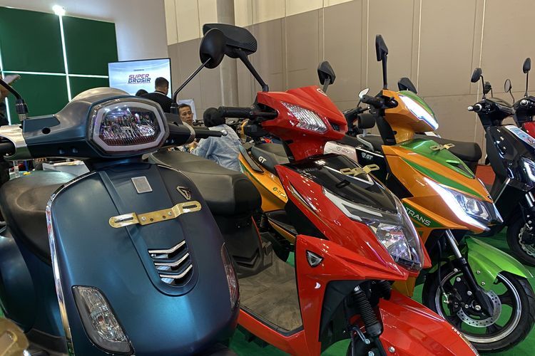 Banyak motor listrik murah di IMOS 2023, harga mulai Rp 5,3 juta setelah dapat potongan subsidi Rp 7 juta dari pemerintah(Kompas.com/Daafa Alhaqqy)  
