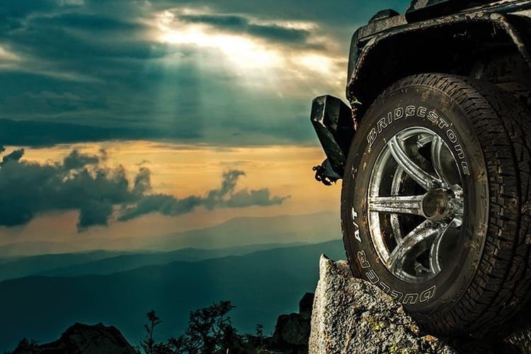 Bridgestone menghadirkan Bridgestone Dueler A/T 697 sebagai ban yang memiliki kemampuan melewati segala jenis permukaan jalan. (DOK. BRIDGESTONE)  