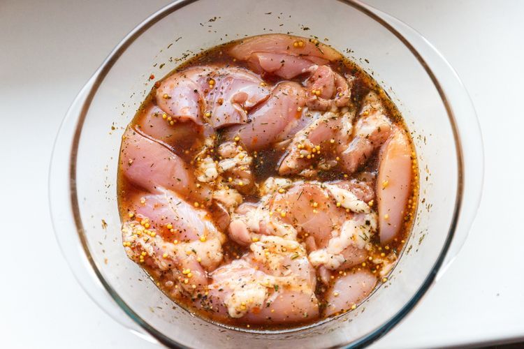 Ilustrasi marinasi daging ayam.