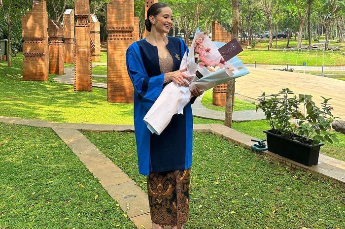 Bedah gaya Enzy Storia saat wisuda di JCC pada Sabtu 18 November 2023 