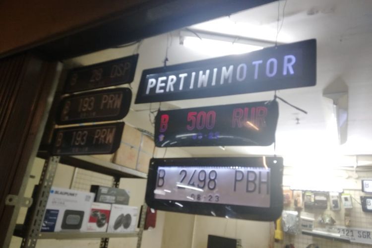 Contoh pembuatan pelat mobil di salah satu toko di sentra otomotif Blok M, Jakarta Selatan(KOMPAS.com/Gilang)  