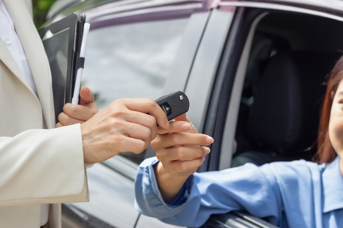 Ilustrasi membeli mobil baru pada akhir tahun. (Dok. Shutterstock/MOUii)  