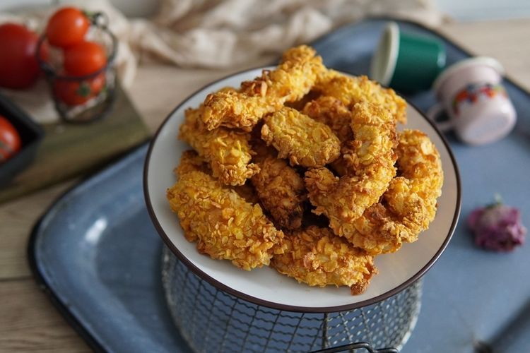 Ilustrasi ayam goreng tepung dengan air fryer.   