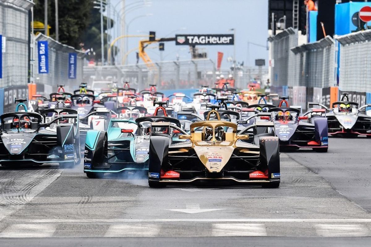 Pebalap Formula E dari tim Techeetah, Andre Lotterer (depan kanan), mengendarai mobilnya di posisi terdepan pada balapan Roma E-Prix 2019 yang dilangsungkan di Roma, Italia, pada 13 April 2019.(AFP/ANDREAS SOLARO)  