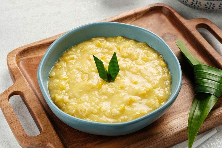 Ilustrasi bubur jagung manis segar dengan es batu serut.