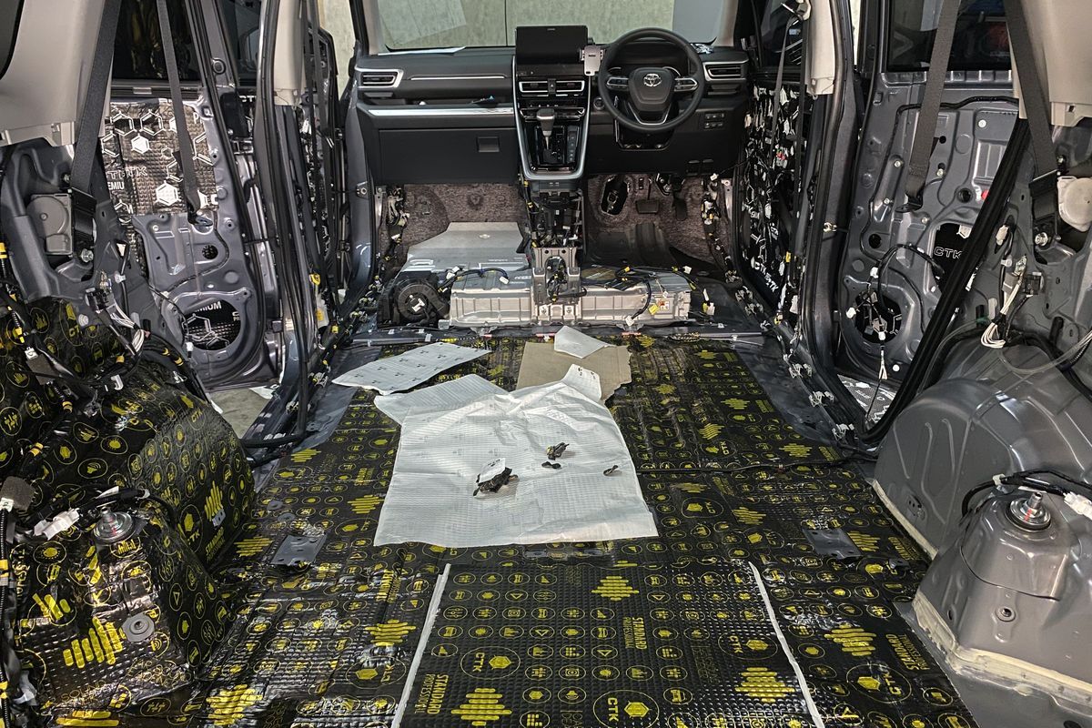 Contoh karpet insulator untuk mobil, aksesori ini bisa meredam kebisingan dari luar dan menambah kekedapan kabin(Kompas.com/Daafa Alhaqqy)  