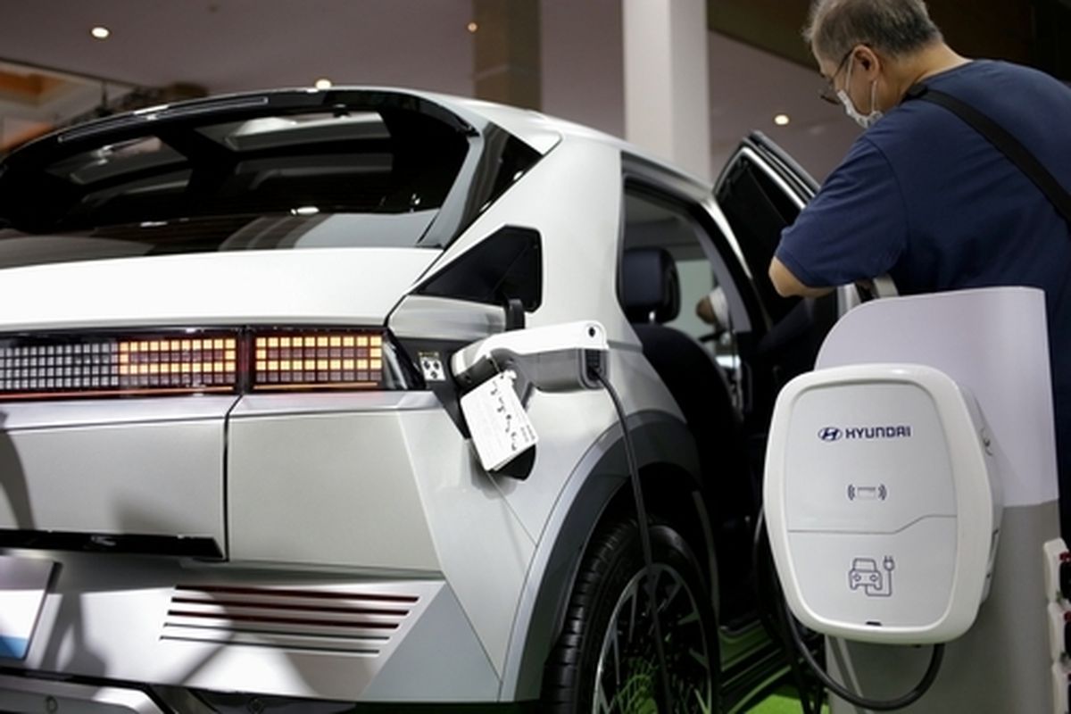 Booth Hyundai di GIIAS 2021 yang menampilan deretan mobil listrik seperti Kona EV dan Ioniq EV.(KOMPAS.com/DIO DANANJAYA)  