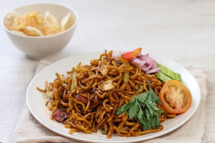 Mi Aceh dimasak menggunakan racikan bumbu rempah dan disuguhkan dengan potongan daging sapi, udang, dan taoge. 