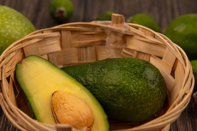 Meski banyak manfaat, buah alpukat dapat memicu masalah pencernaan jika terlalu banyak dimakan dalam sehari.  