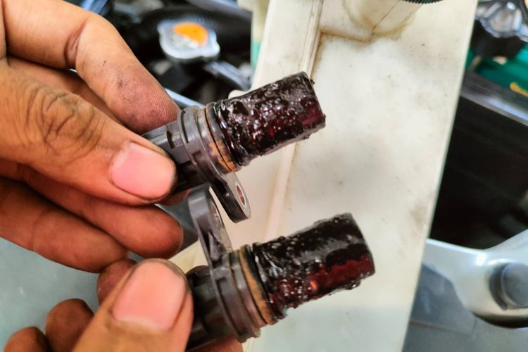 Oil sludge ditandai denagn adanya endapan oli yang menempel pada komponen mesin(Aha Motor/Hardi Wibowo)  