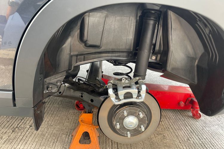 Suspensi depan Mitsubishi XForce(Kompas.com/Adityo)  