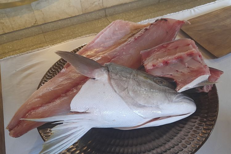Ikan yellowtail yang difilet oleh Naoyuki Shimada, Executive Chef Okuzono Japanese Dining dalam dalam acara Experience Japanese Food Culture.  