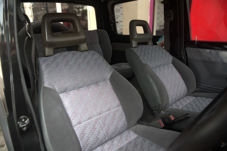 Motif fabric punya Suzuki Katana 2000 menjadi salah satu yang paling laris karena populasi pengguna Katana yang masih banyak.(Foto: Java Seat/Stefaan Ardino)  