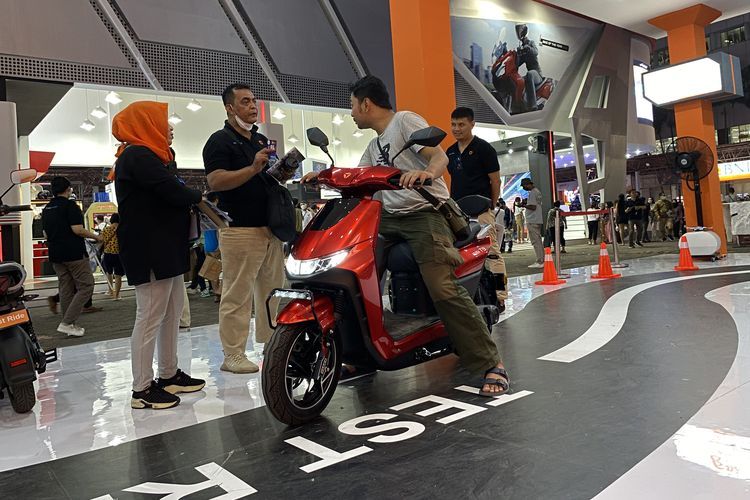 Ada subsidi motor listrik dari Yadea selama Jakarta Fair 2023( Kompas.com/Daafa Alhaqqy)  