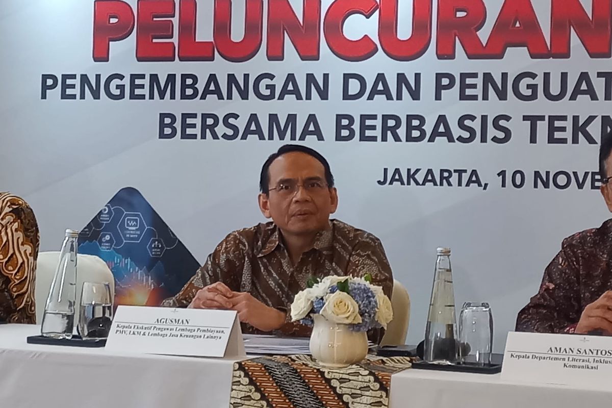 Kepala Eksekutif Pengawas Lembaga Pembiayaan PMV, LKM, dan Lembaga Jasa Keuangan Lainnya OJK Agusman dalam acara Konferensi Pers Peluncuran Roadmap Pengembangan dan penguatan Layanan Pendanaan Bersama Berbasis Teknologi Informasi, Jumat (10/11/2023).