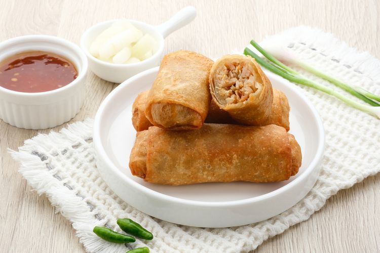 Ilustrasi lumpia rebung tanpa ayam yang renyah luar dalam. 