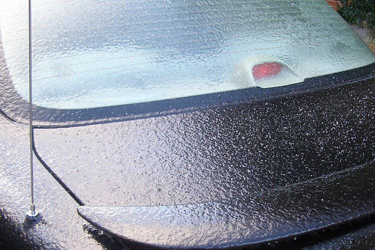 Defogger kaca belakang efektif menghalau embun saat hujan (knowhow.napaonline.com)  