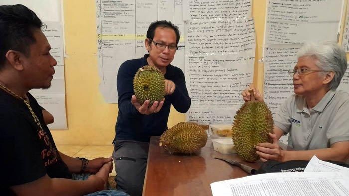 Daya Desa Rahman, Subkoor Tatakelola Destinasi Pariwisata Provinsi Yuliarsyah dan pengampu P2Par ITB Wiwien menarasikan karakter Durin Pelangas di Kantor Desa Pelangas, Kabupaten Bangka Barat, Selasa (5/12/2023).  