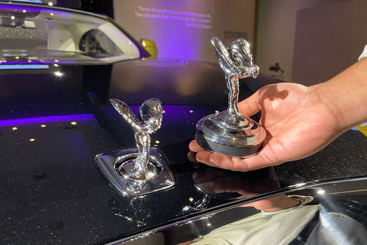Terdapat perbedaan bentuk antara Spirit of Ecstasy di mobil Rolls Royce biasa dengan milik Rolls Royce Spectre.(KOMPAS.com/Adityo Wisnu)  