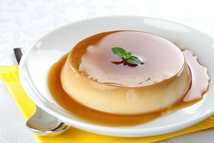 Ilustrasi panna cotta caramel.  