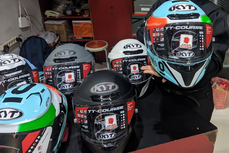 Contoh helm jenis Full Face(KOMPAS.com/daafa)  