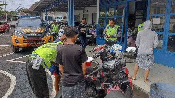 Para pengendara yang terjaring tilang manual di Kantor Sat Lantas Polresta Pangkalpinang. 