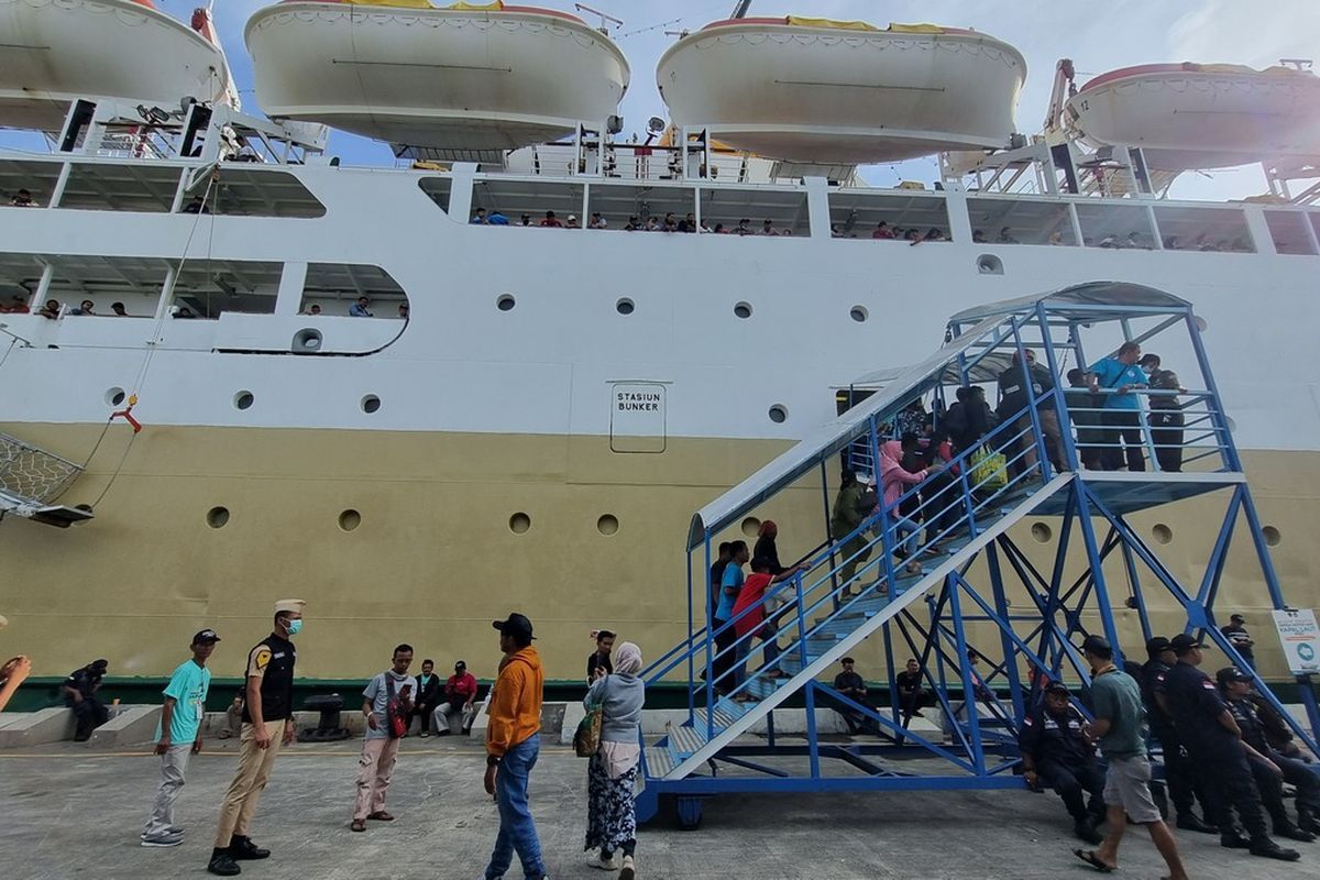 Ribuan pemudik menaiki kapal laut KM Dobonsolo di Pelabuhan Tanjung Emas Semarang, Jumat (28/4/2023)