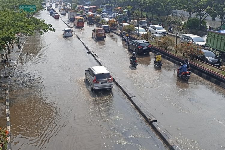 Jalan Raya Kaligawe, Kota Semarang, Jawa Tengah saat terjadi banjir pada 15 November 2023. (KOMPAS.COM/Muchamad Dafi Yusuf)  