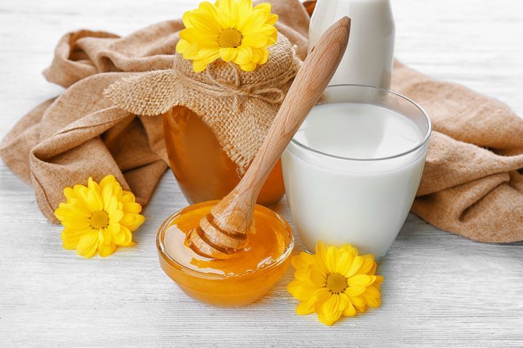 Ilustrasi susu dan madu. (SHUTTERSTOCK/AFRICA STUDIO)  