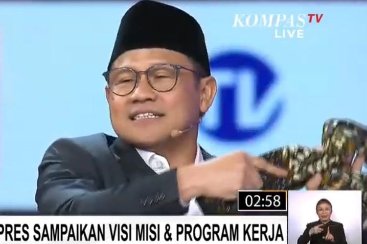 Cawapres nomor urut 1 Muhaimin Iskandar (Cak Imin) slepet sarung di debat cawapres, JCC, Jakarta, Jumat (22/12/2023). (Tangkapan layar Kompas TV)  