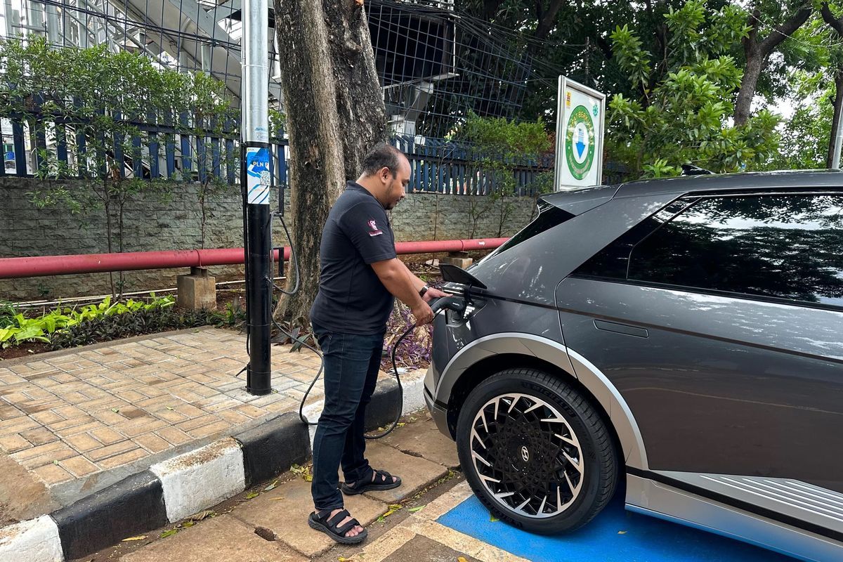 PLN mulai kembangkan SPKLU yang menempel di tiang listrik(Dok. PLN)  