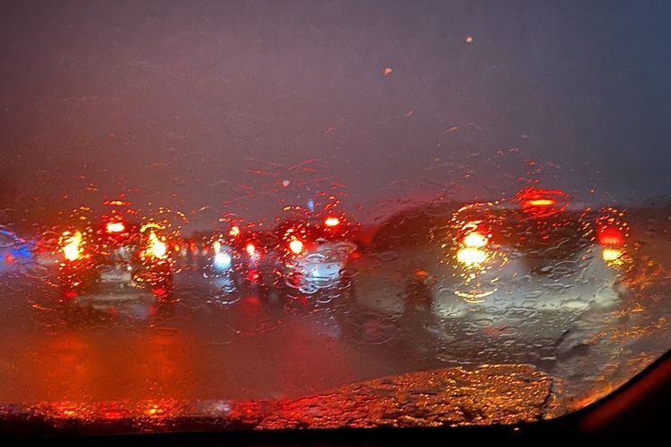 Menyalakan lampu hazard saat hujan deras(Kompas.com/Nanda) 