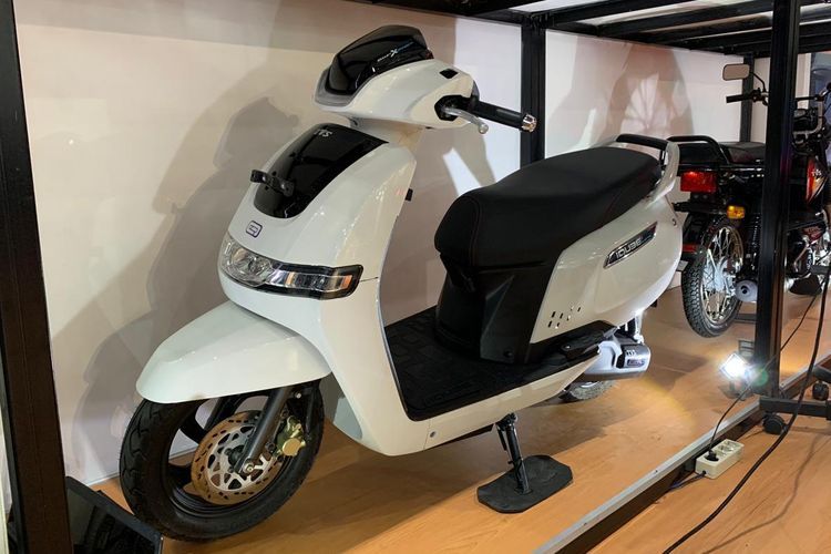 TVS iQube di ajang Jakarta Fair 2022(KOMPAS.com/DIO DANANJAYA)  