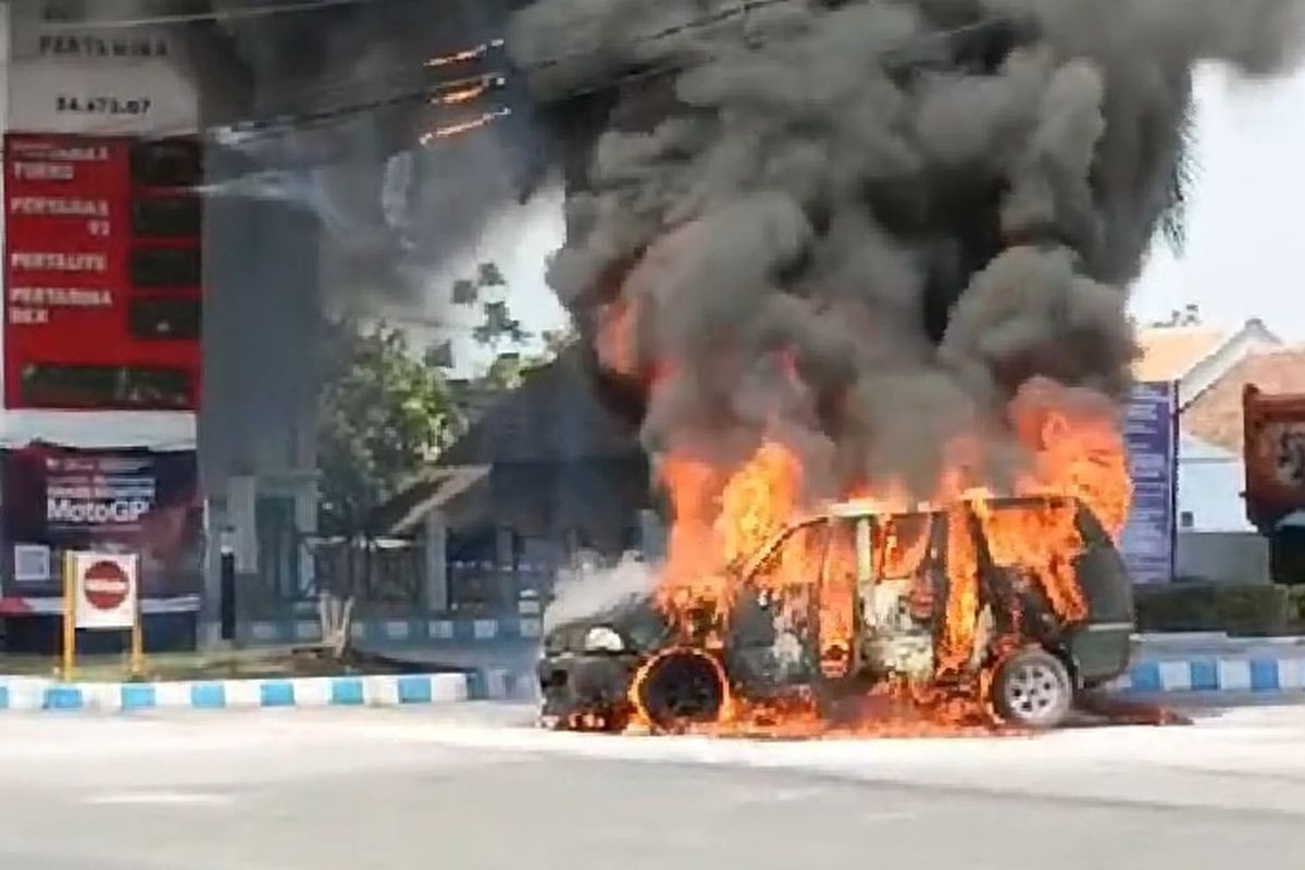 Mobil terbakar di SPBU Besuk, Kecamatan Tempeh, Kabupaten Lumajang, Jawa Timur, Senin (9/10/2023)(KOMPAS.com/Miftahul Huda)  