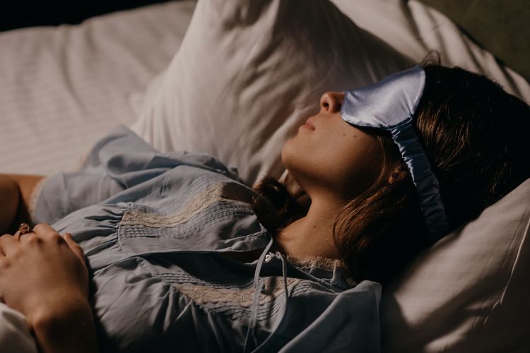 Tidur malam yang berkualitas adalah salah satu cara untuk membuatmu tampak awet muda. Tidur berkualitas ini bisa kamu dapatkan dengan beberapa cara. (Pexels/Polina Kovaleva) 