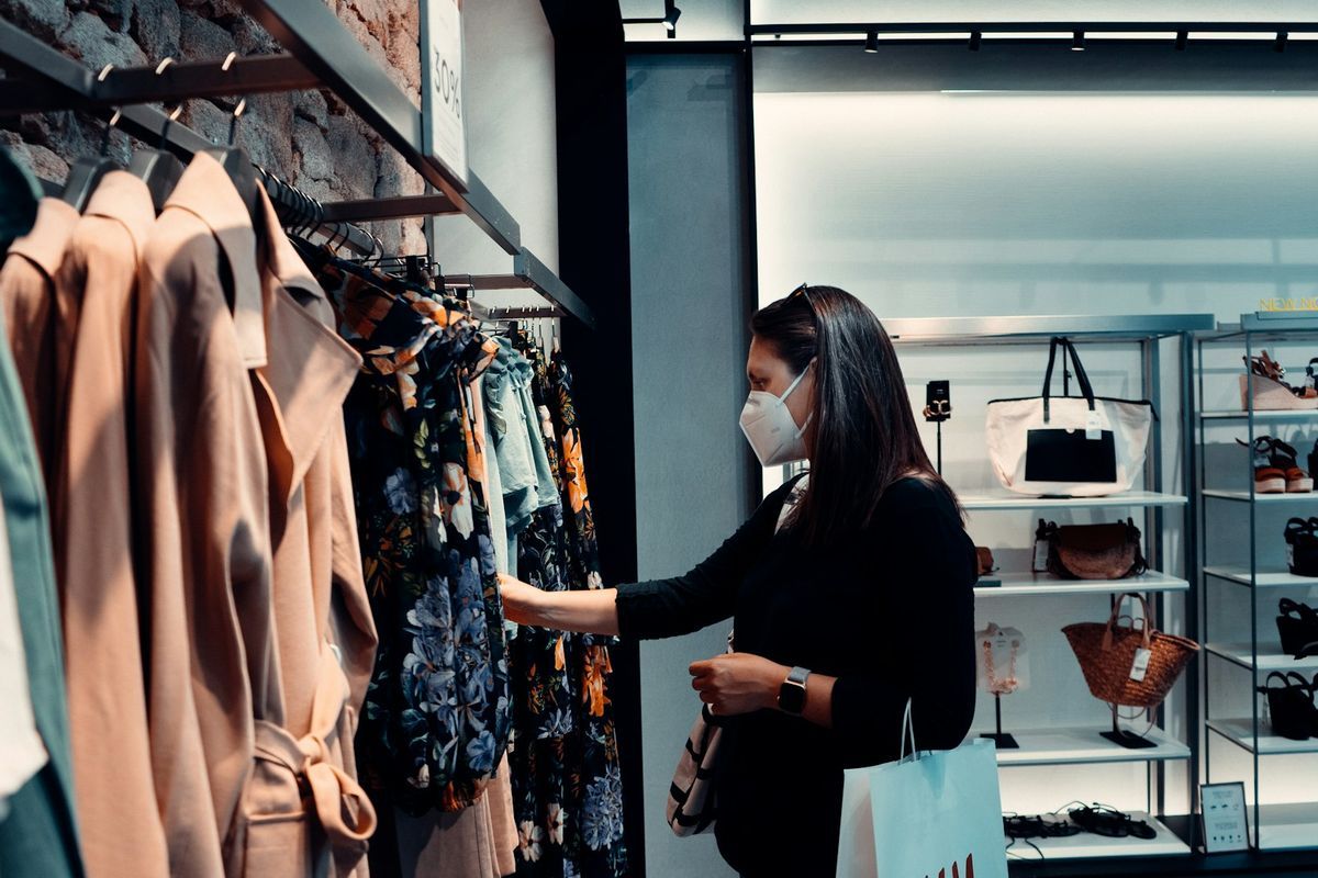 Ilusrasi perempuan belanja dengan impulsif.(UNSPLASH/ARTORO REY) 
