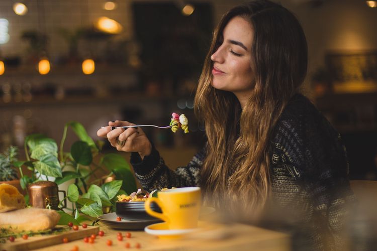 Banyak orang yang percaya bahwa makan malam bikin gemuk. Namun, tidak semata-mata makan malam bisa membuat gemuk. (Unsplash/Pablo Merchan) 