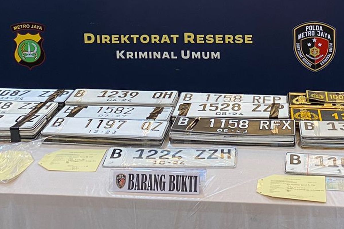 Korlantas Polri resmi menghentikan masa berlaku 'pelat nomor dewa', seperti pelat RF, IR, dan kode pelat khusus lainnya(Humas Polri) 