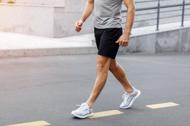 Manfaat jalan kaki untuk meningkatkan kesehatan otak.(Shutterstock/Dima Zaharia) 
