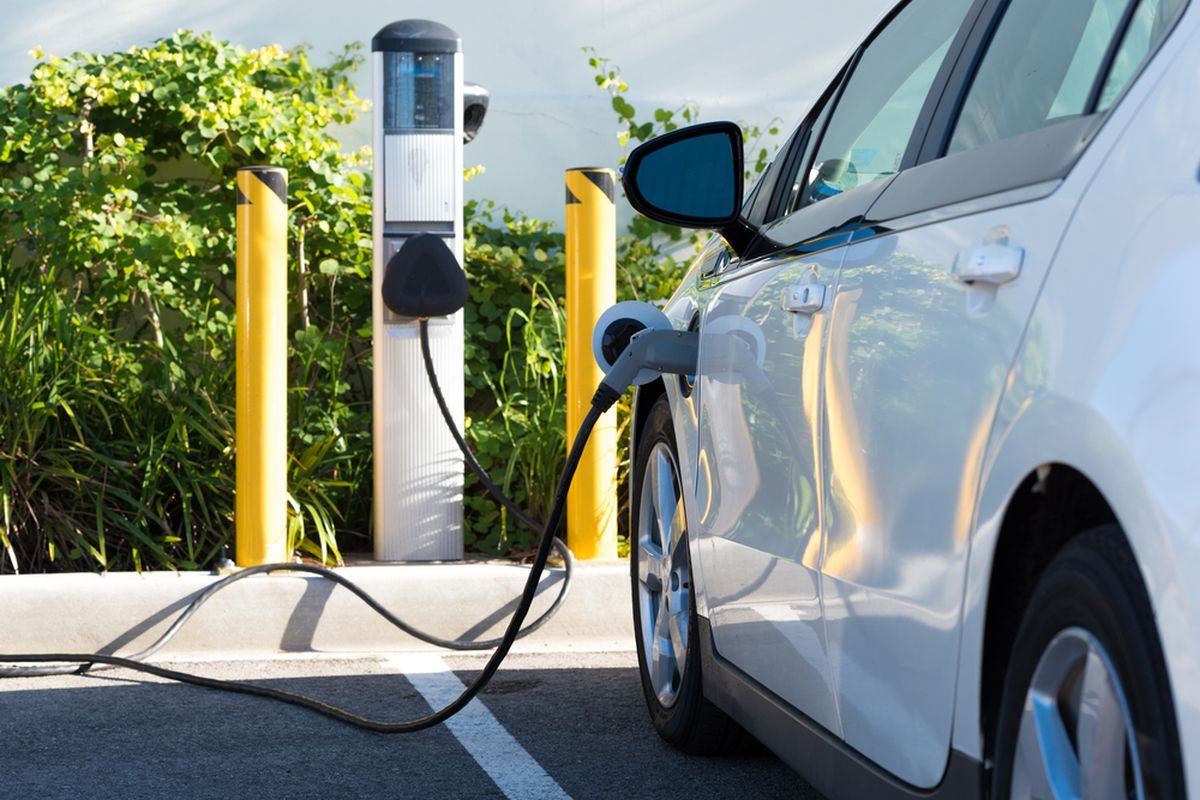 Ilustrasi mobil listrik, kendaraan listrik. (SHUTTERSTOCK/MIKE FLIPPO) 