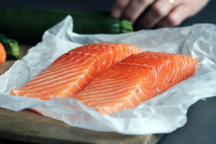 Ilustrasi daging ikan salmon. () 