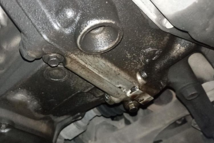Kebocoran oli mesin pada bagian seal poros engkol belakang dilihat dari sambungan mesin dan transmisi.(Kompas.com/Erwin Setiawan) 