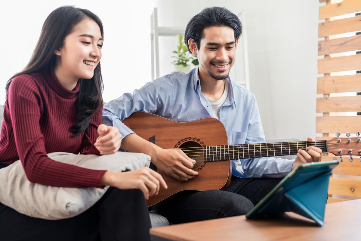 Ilustrasi mendengarkan dan bermain musik(shutterstock) 