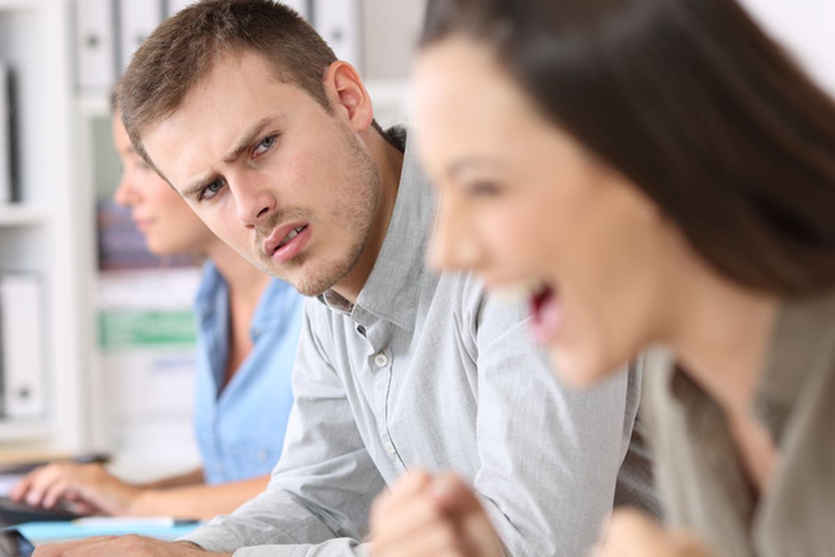 Ilustrasi rekan kerja yang menyebalkan, rekan kerja yang berisik di kantor. (SHUTTERSTOCK/ANTONIO GUILLEM) 