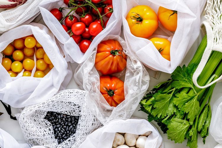 Ilustrasi sayur dan buah. Buah dan sayuran penurun kolesterol dan asam urat.(SHUTTERSTOCK/FOLLOWTHEFLOW) 