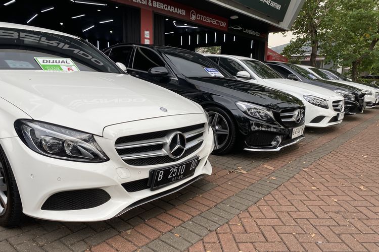 Deretan mobil bekas di area Gading Serpong, Tangerang. Penjual mengklaim minat konsumen meningkat(Kompas.com/Daafa Alhaqqy)  