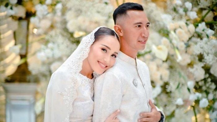 Pedangdut Ayu Ting Ting mengunggah foto saat dilamar Lettu Muhammad Faradana di akun media sosialnya, Minggu (11/2/2024). Ayu Ting Ting mengunggah empat foto lamarannya bersama perwira pertama TNI AD tersebut. Diantara foto-foto tersebut, Ayu Ting Ting juga memamerkan momen mesranya sedang bersama M