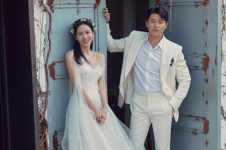 Pasangan artis Korea Selatan Son Ye Jin (kiri) dan Hyun Bin.