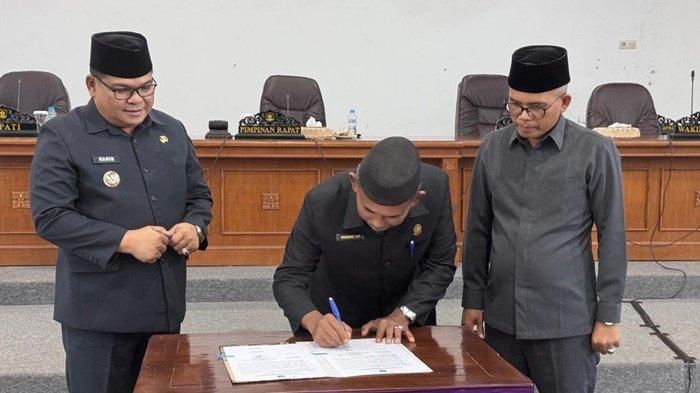 Ketua DPRD Bangka Iskandar menandatangani berita acara Rapat Paripurna Penyampaian Raperda Pertanggungjawaban Pelaksanaan APBD Kabupaten Bangka TA.2023 dan Penyampaian Rancangan KUA dan PPAS APBD TA.2025 di DPRD Bangka Rabu (10/7/2024) disaksikan oleh Pj Bupati Bangka M Haris dan Wakil Ketua DPRD Taufik Koriyanto.    