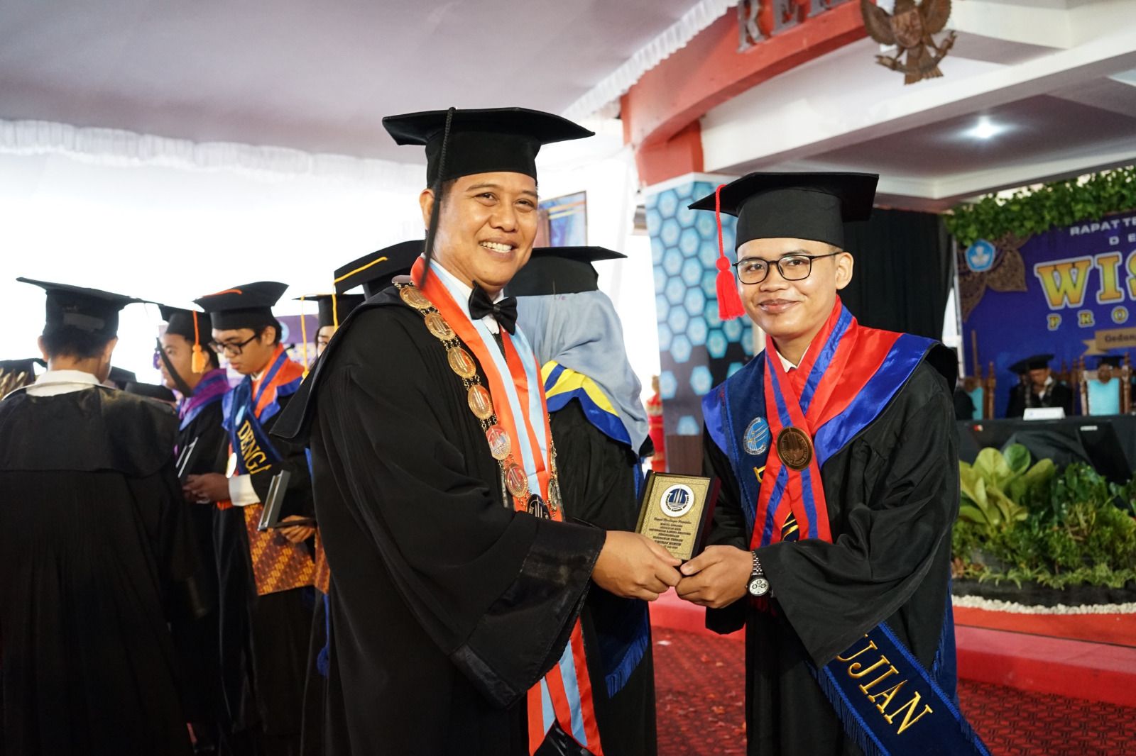 Mewisuda 300 Mahasiswa, Ini Pesan Rektor UBB